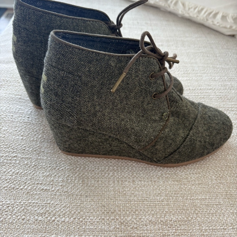 Tom’s Women’s Desert Wedge Lace Up Booties Olive Green - Size 7.5